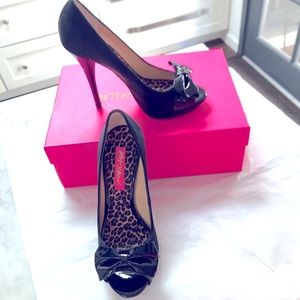 BETSEY JOHNSON Satin Leather Bow High Heels 7 Blk